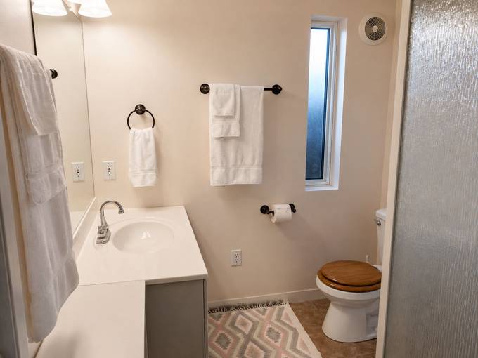 The bathroom at Eagle's Nest Resort.