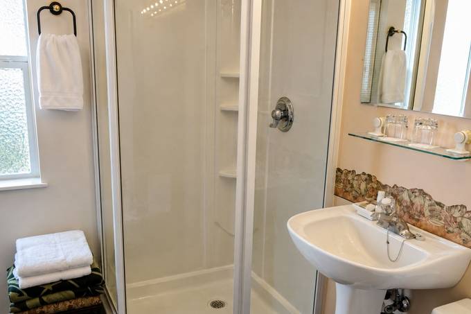 The bathroom at Eagle's Nest Resort.
