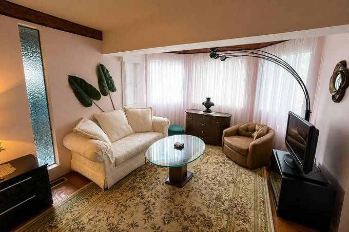 The sitting room at Eagle's Nest Resort.