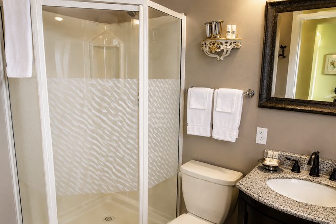 The bathroom at Eagle's Nest Resort.