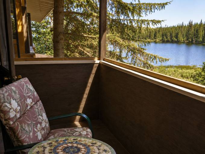 The screened deck at Eagle's Nest Resort.